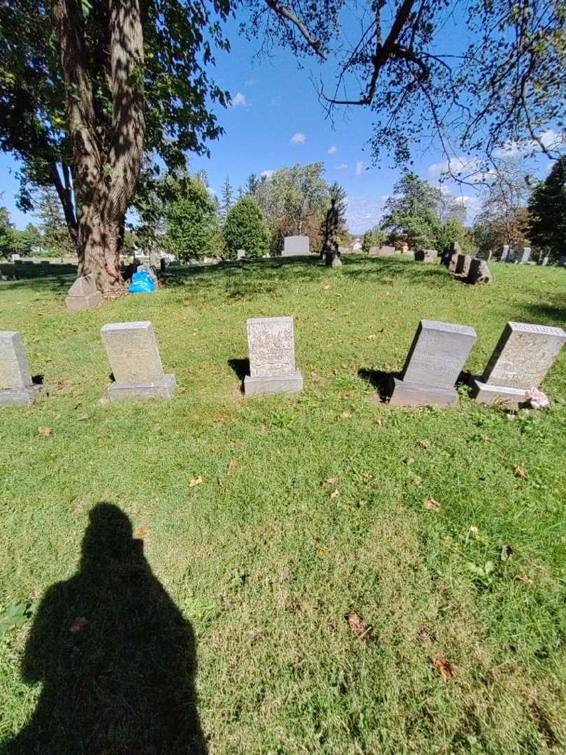 Peter R. Beuscher's grave. Photo 1