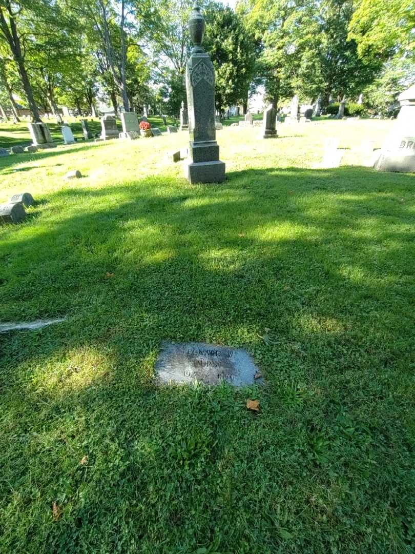 Leonard W. Hurst's grave. Photo 1