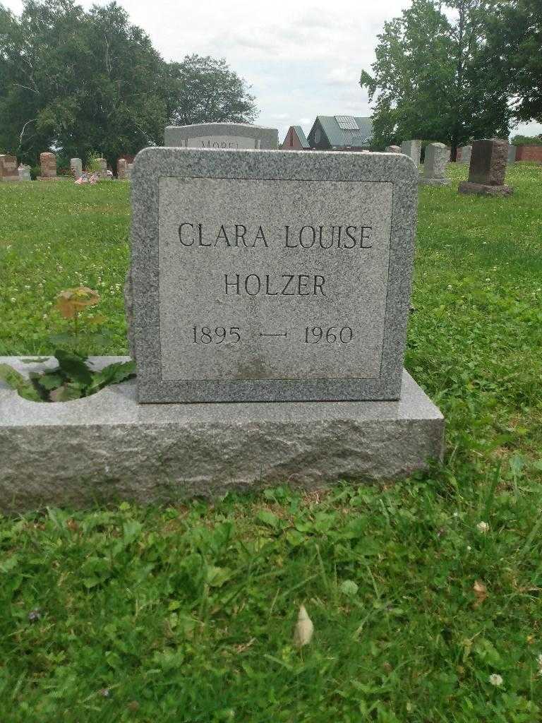 Clara Louise Holzer's grave. Photo 1