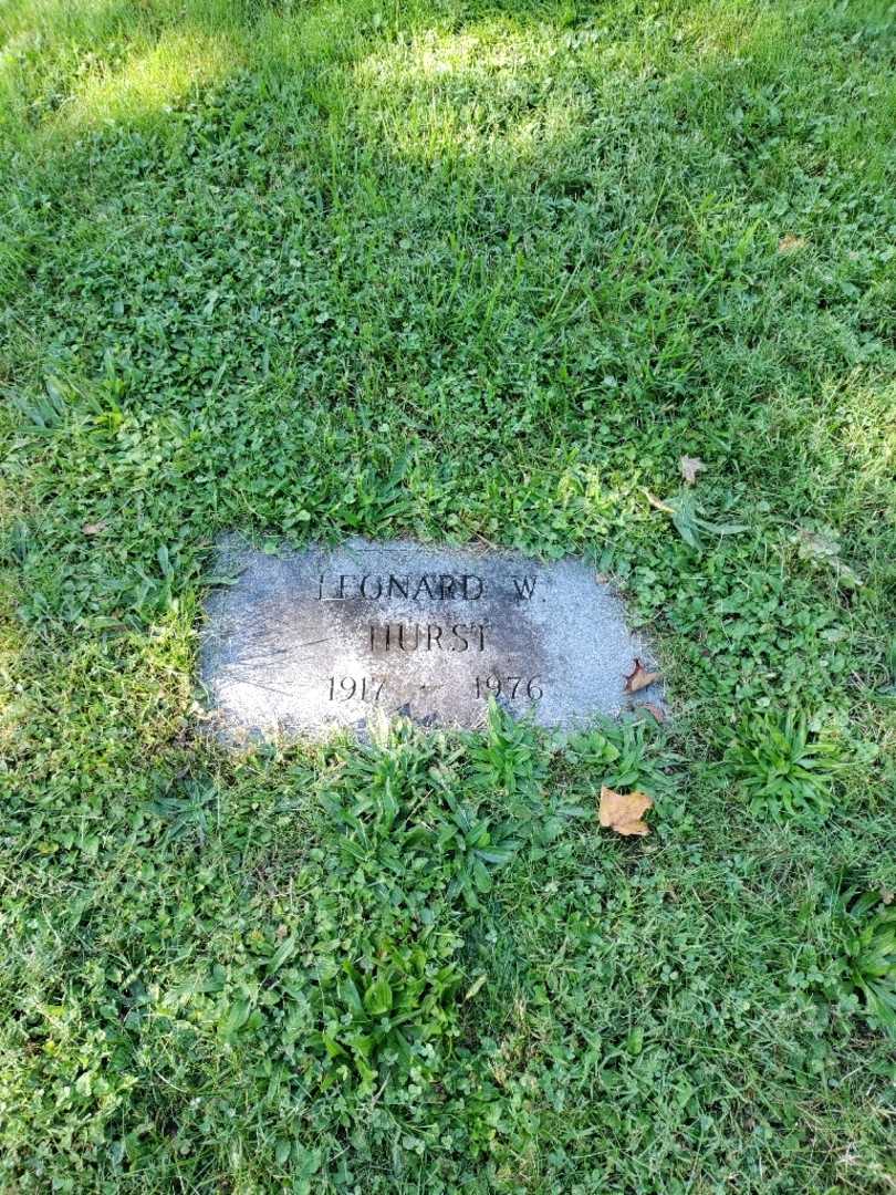 Leonard W. Hurst's grave. Photo 2