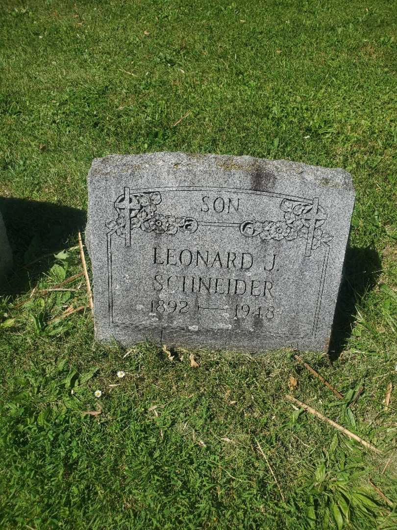 Leonard J. Schneider's grave. Photo 4