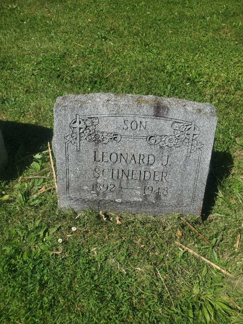 Leonard J. Schneider's grave. Photo 4