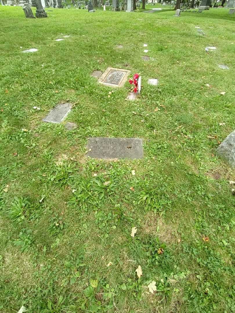 Josephine Fichter's grave. Photo 1