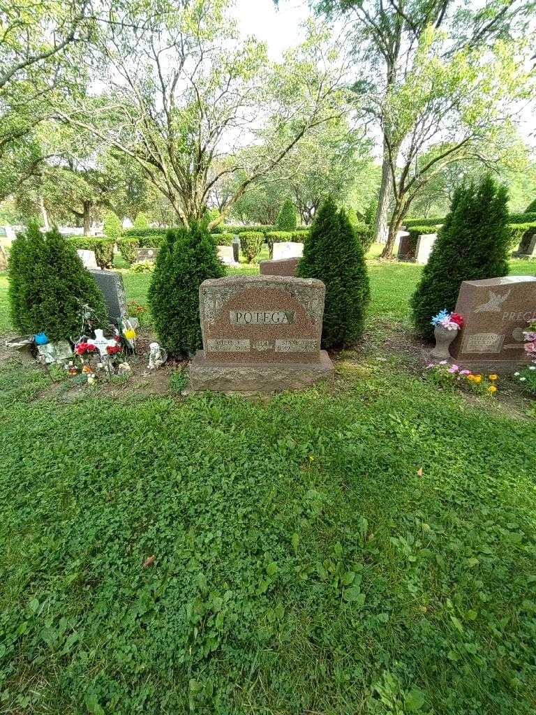 Stanley R. Potega's grave. Photo 1