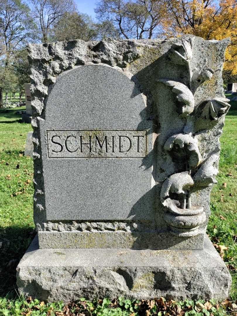 Hermina A. Schmidt's grave. Photo 4