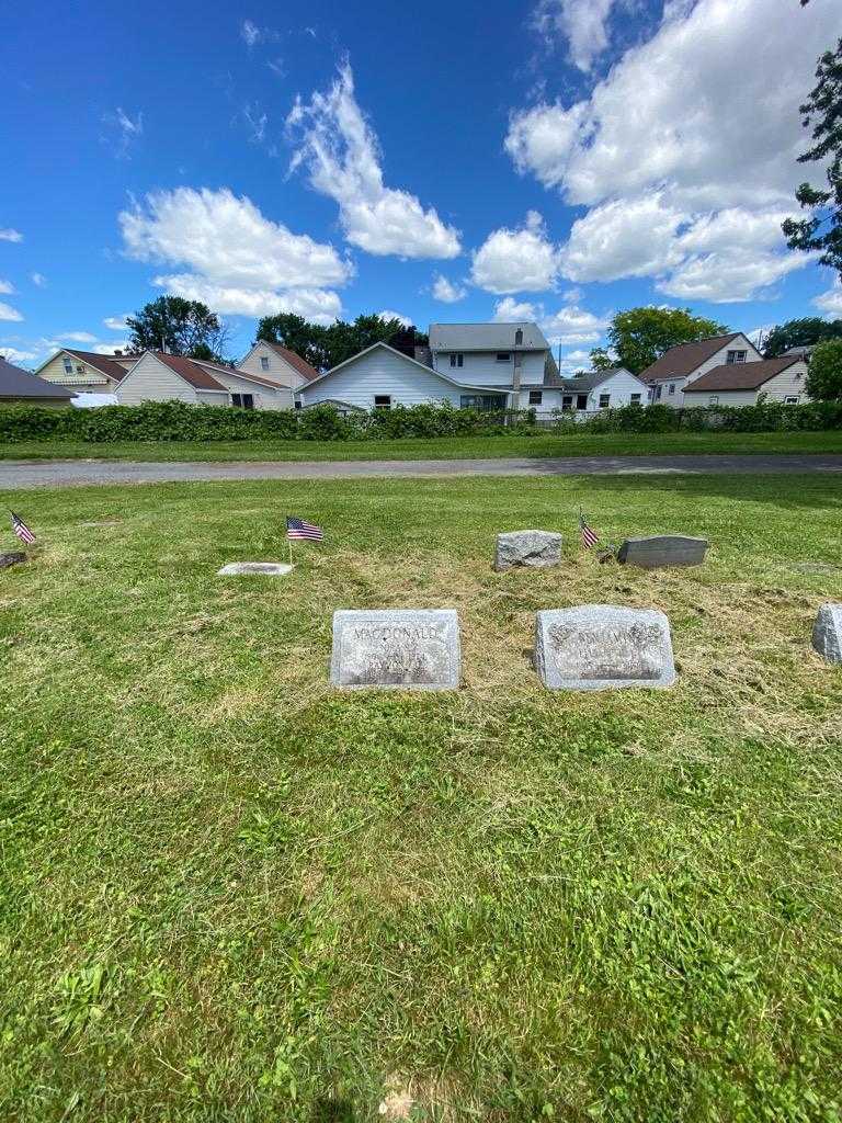 Raymond Macdonald's grave. Photo 1