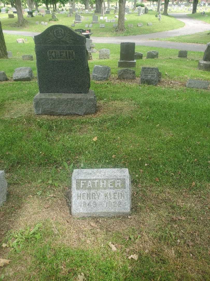 Henry Klein's grave. Photo 1