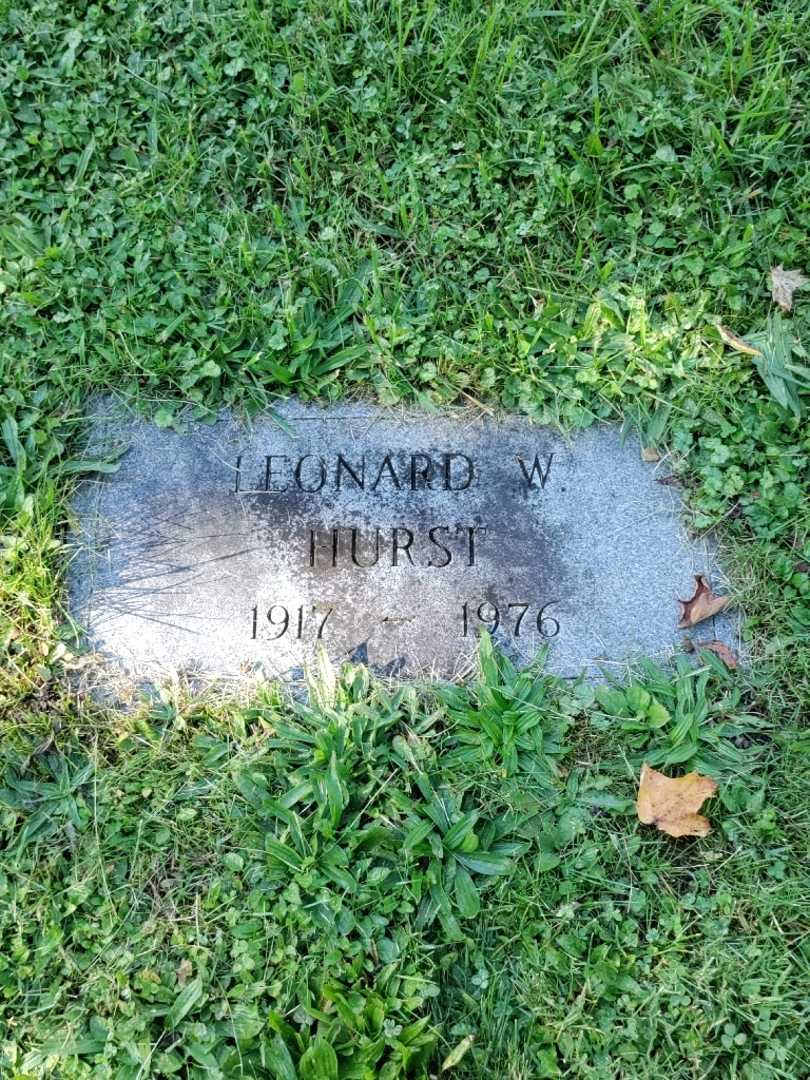 Leonard W. Hurst's grave. Photo 3