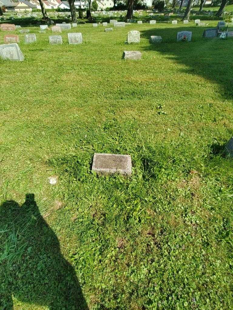 Mabel L. Lindboc's grave. Photo 1