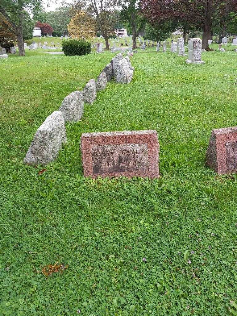 Evelyn E. Crowley's grave. Photo 1