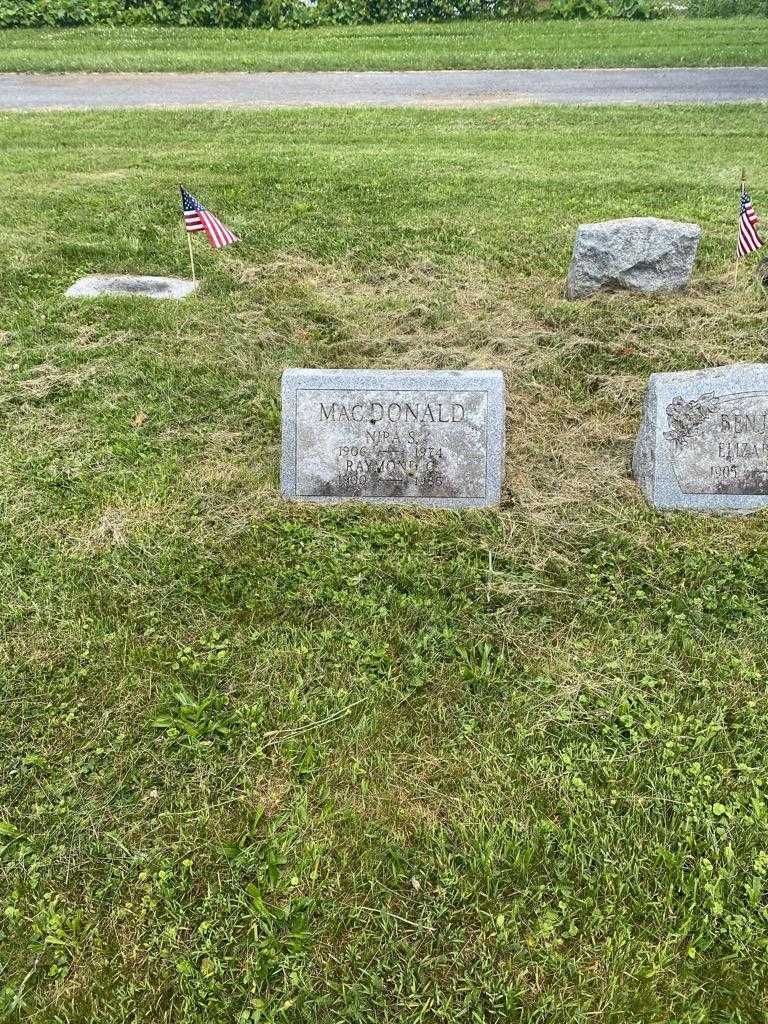 Raymond Macdonald's grave. Photo 2