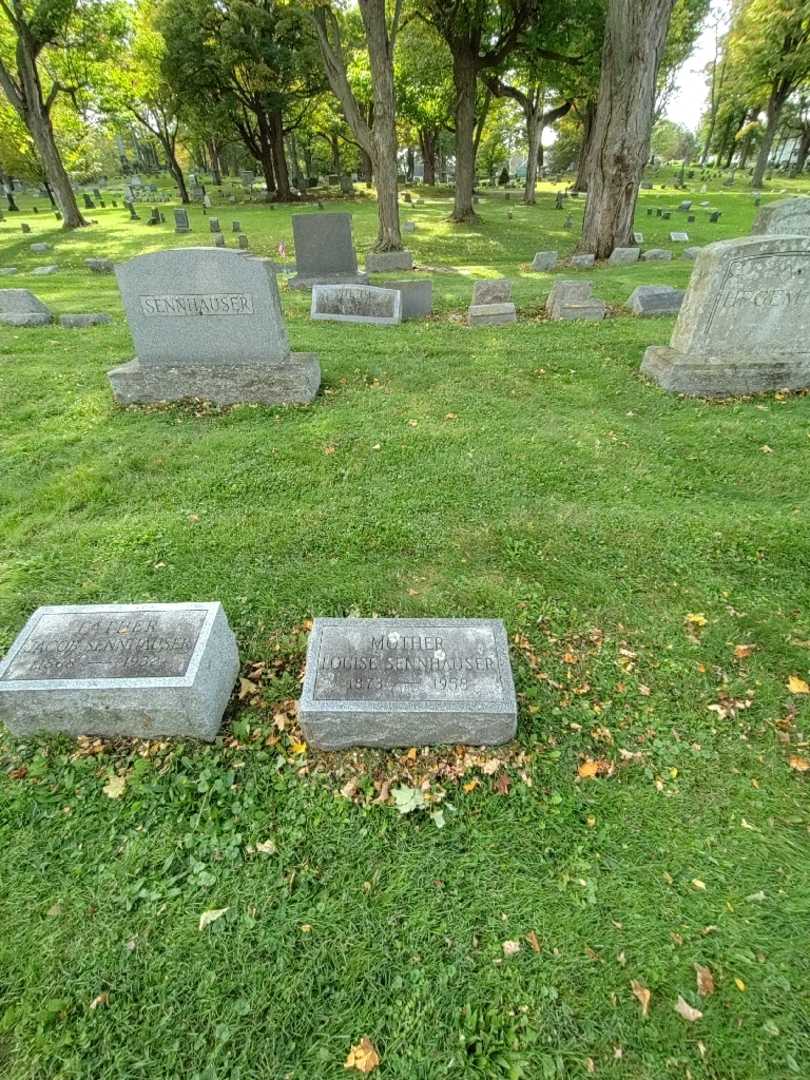 Louise B. Sennhauser's grave. Photo 1