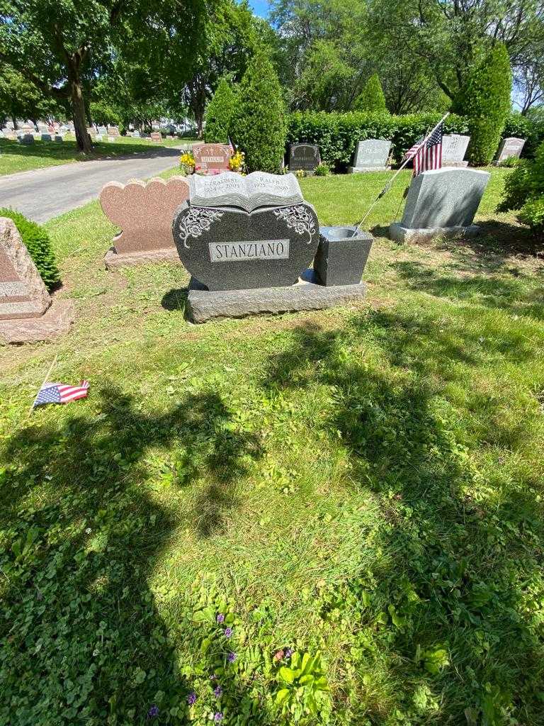 Ralph Stanziano's grave. Photo 1