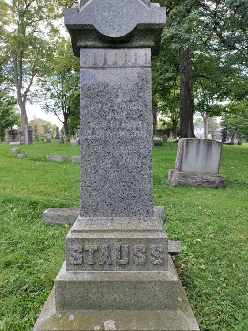 Mary Stauss's grave. Photo 3