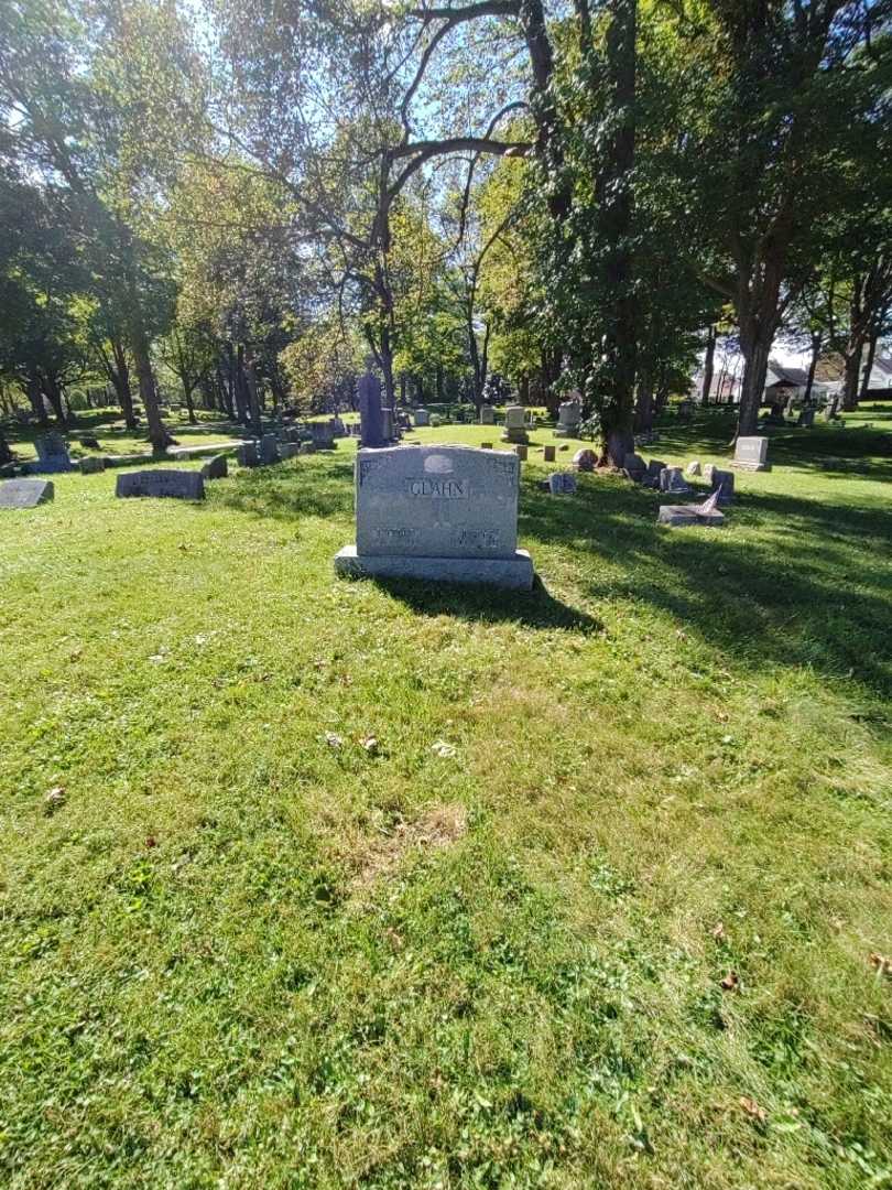 Jennie P. Glahn's grave. Photo 1