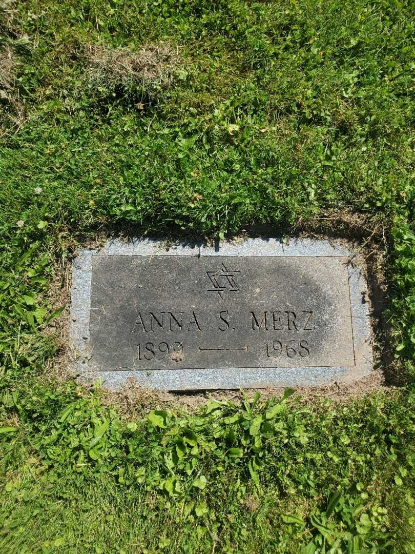 Anna S. "Anita" Merz's grave. Photo 4