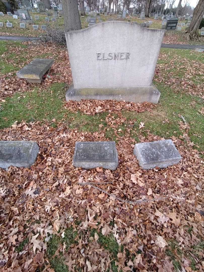 Leah F. Soblovage's grave. Photo 1