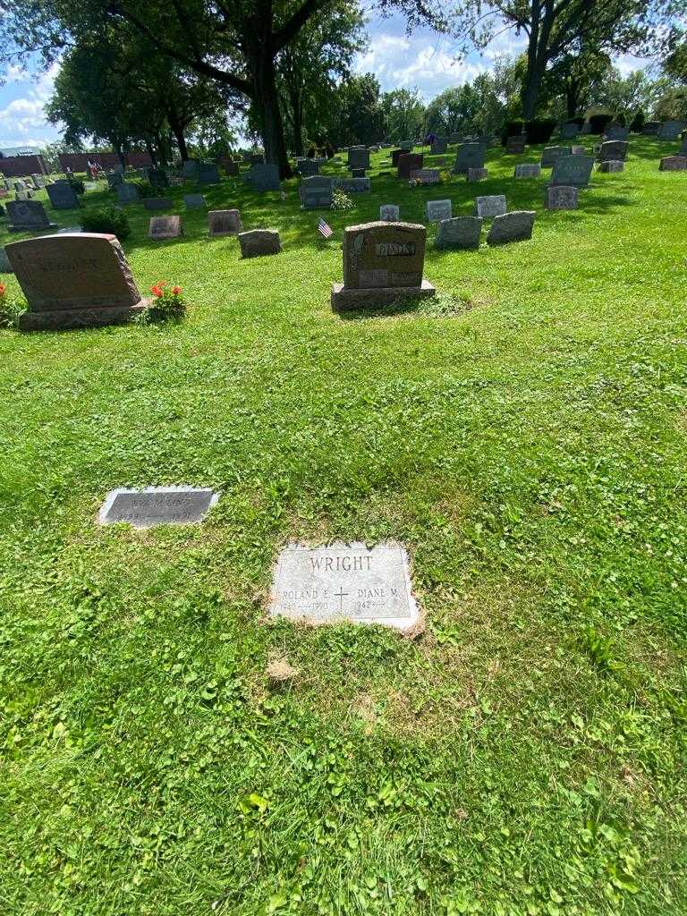 Roland E. Wright's grave. Photo 1