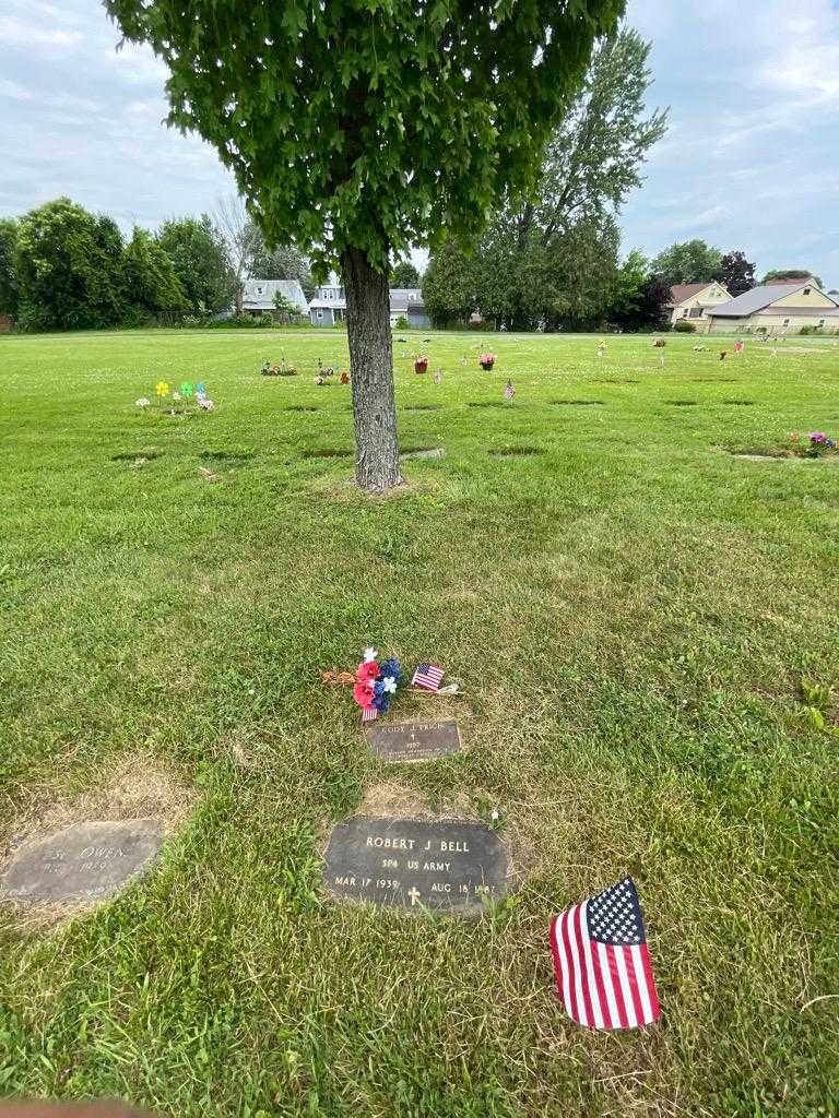 Robert J. Bell's grave. Photo 1