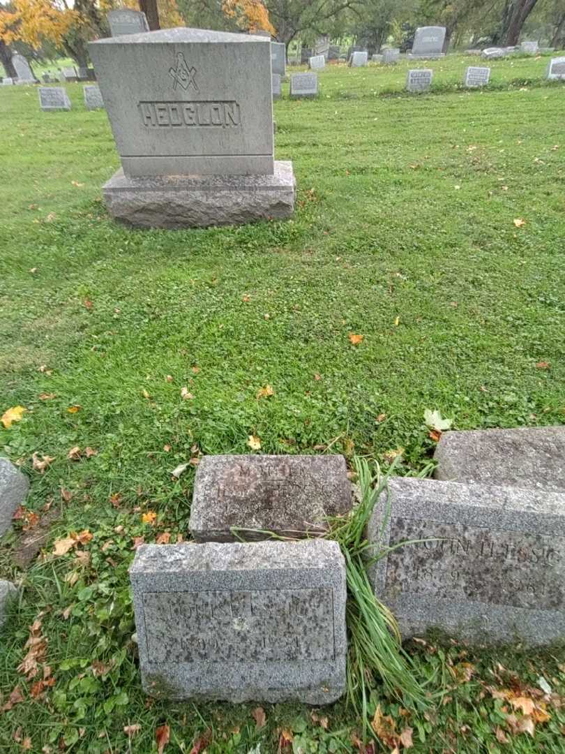 Phebe J. Hedglon's grave. Photo 1