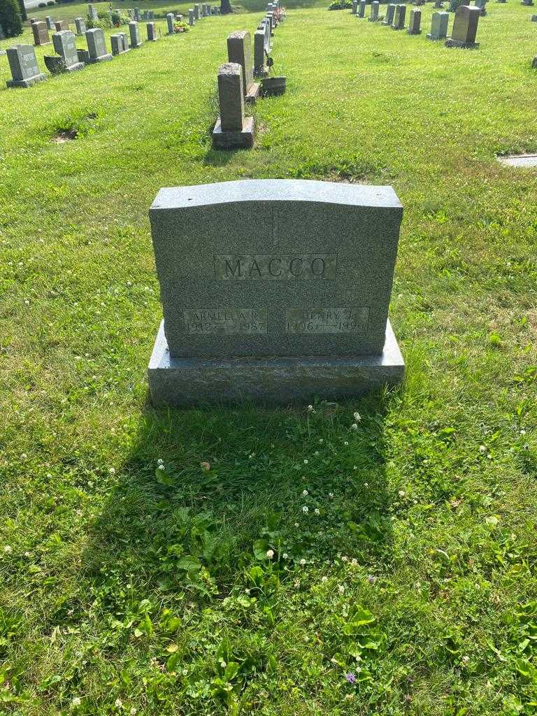 Armella R. Macco's grave. Photo 2