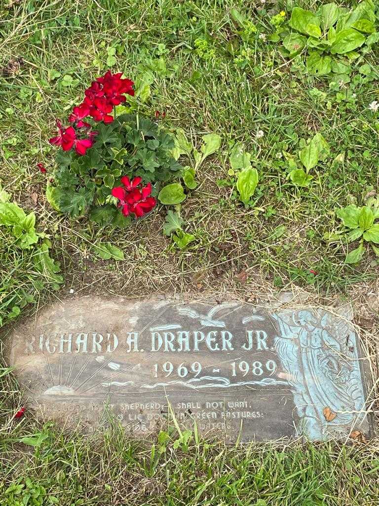 Richard A. Draper Junior's grave. Photo 3