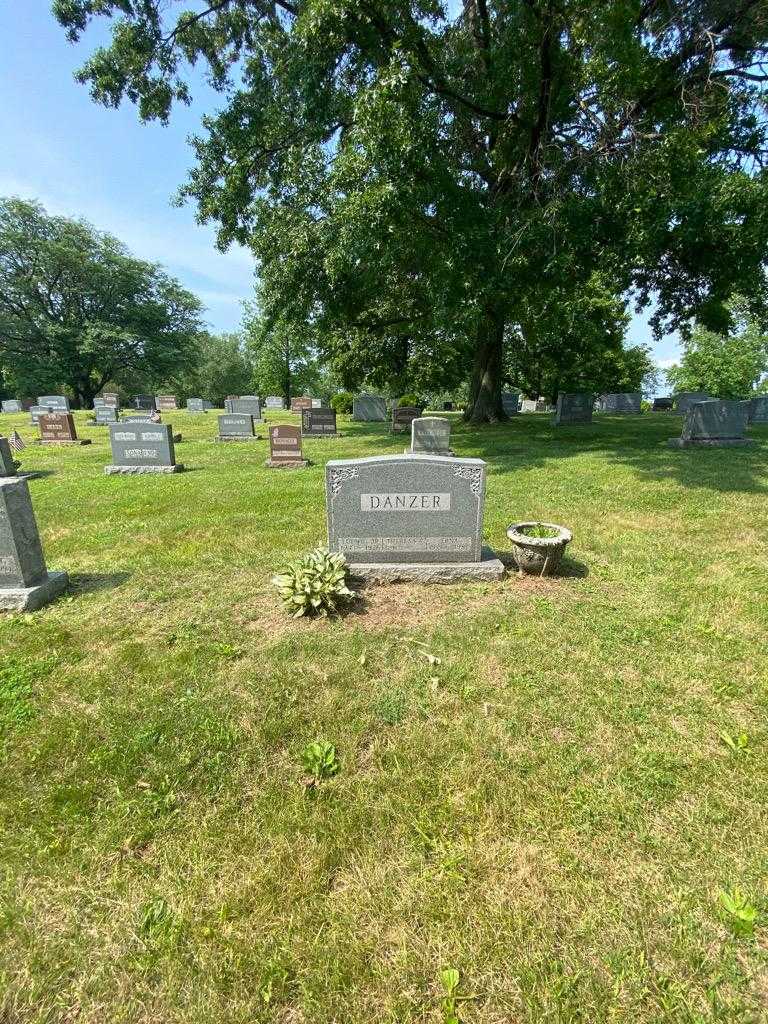 Erna Danzer's grave. Photo 1