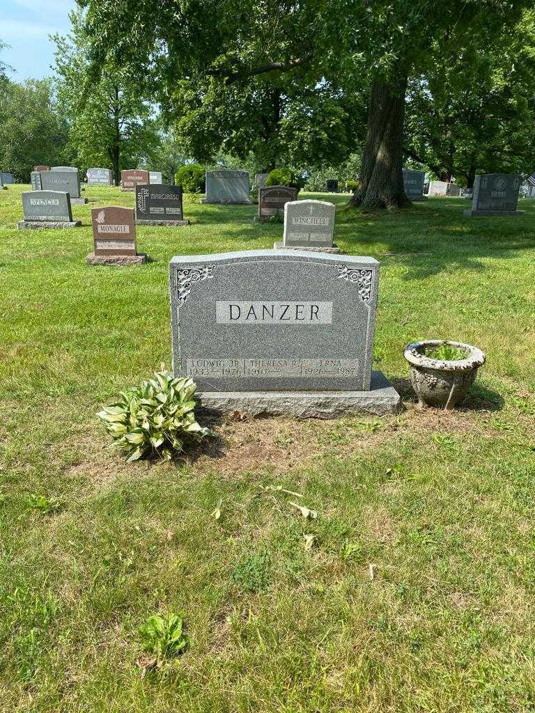 Erna Danzer's grave. Photo 2