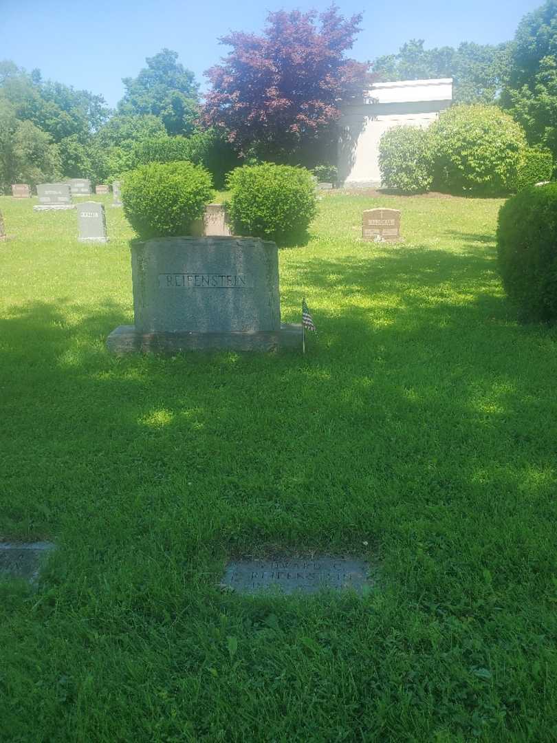 Edward C. Reifenstein Senior's grave. Photo 1