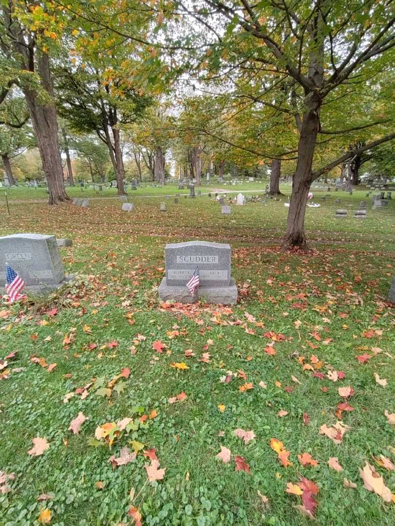 Lois I. Scudder's grave. Photo 1