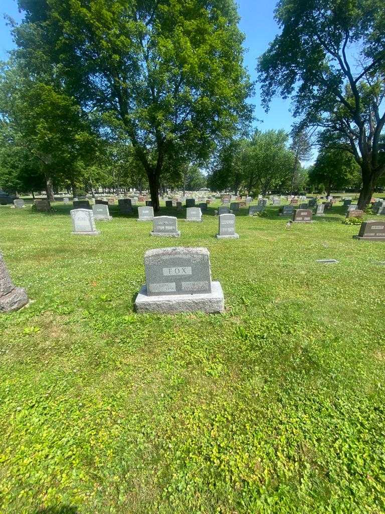 Sadie Fox's grave. Photo 1