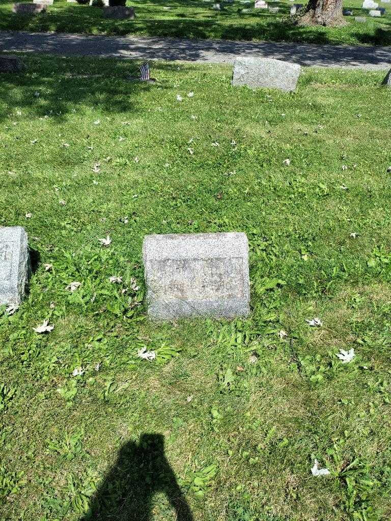 Harry L. Couch's grave. Photo 1