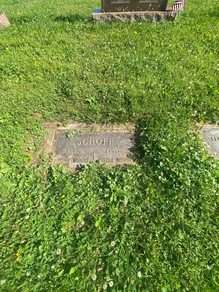 Elton Schoff's grave. Photo 1