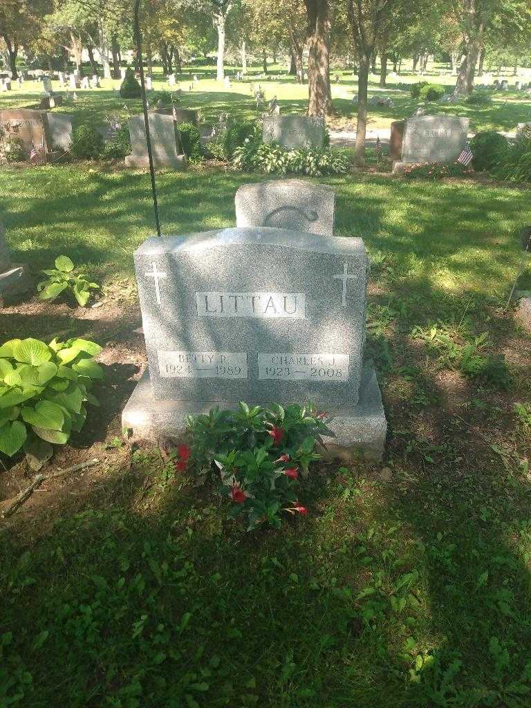 Charles J. Littau's grave. Photo 1