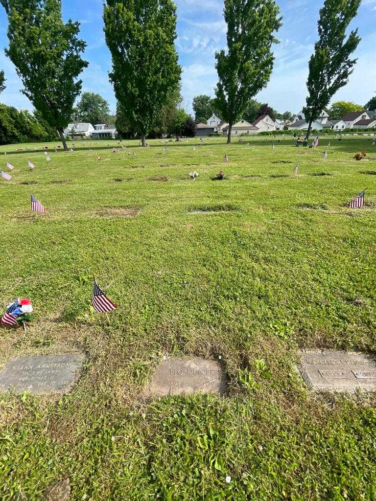 Leo Dinoff's grave. Photo 1