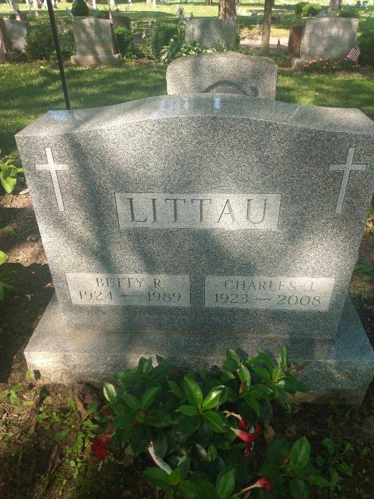 Charles J. Littau's grave. Photo 2