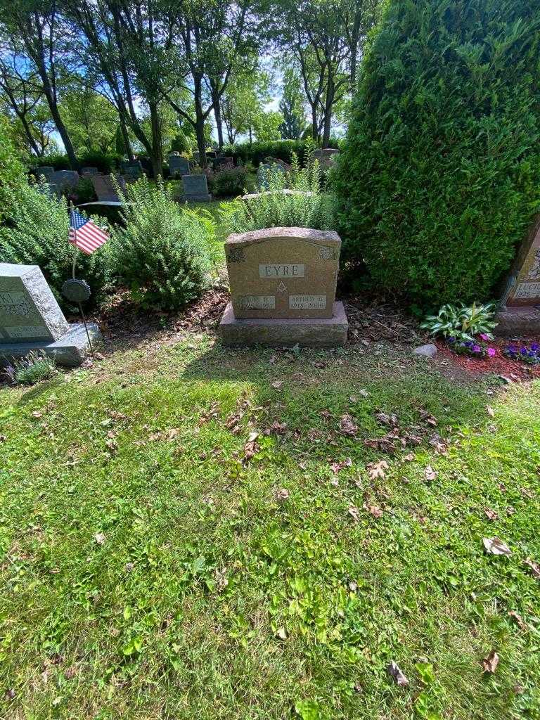 Lois R. Eyre's grave. Photo 1