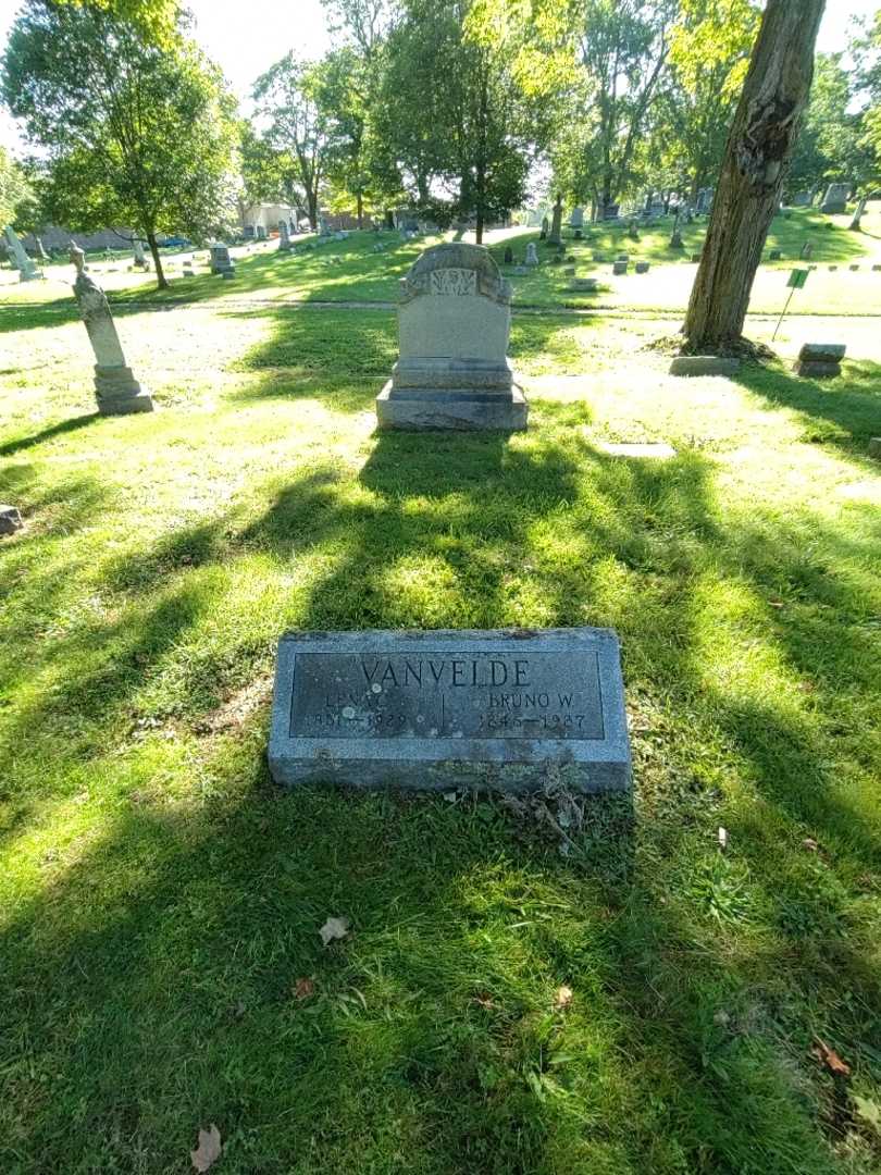 Bruno W. Van Velde's grave. Photo 1