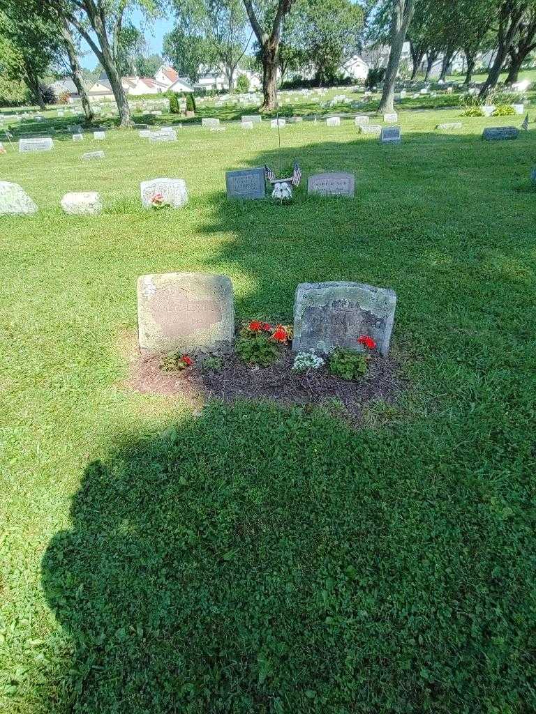 Carrie Metzger Lening's grave. Photo 1