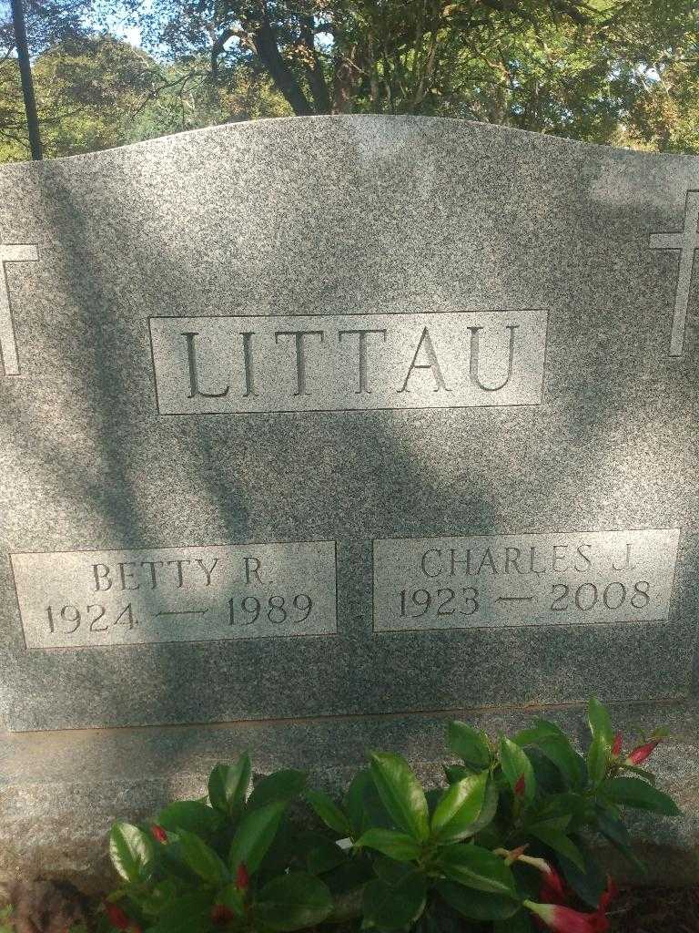 Charles J. Littau's grave. Photo 3