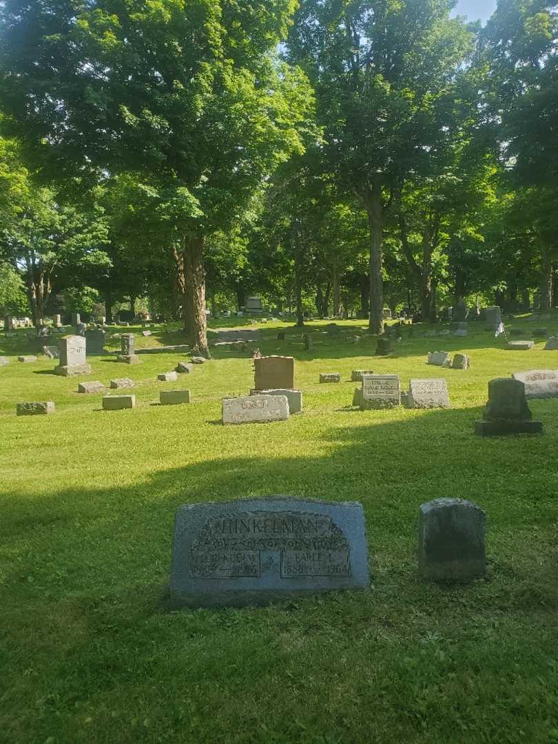 Earle Ludwig Carle Hinkelman's grave. Photo 1