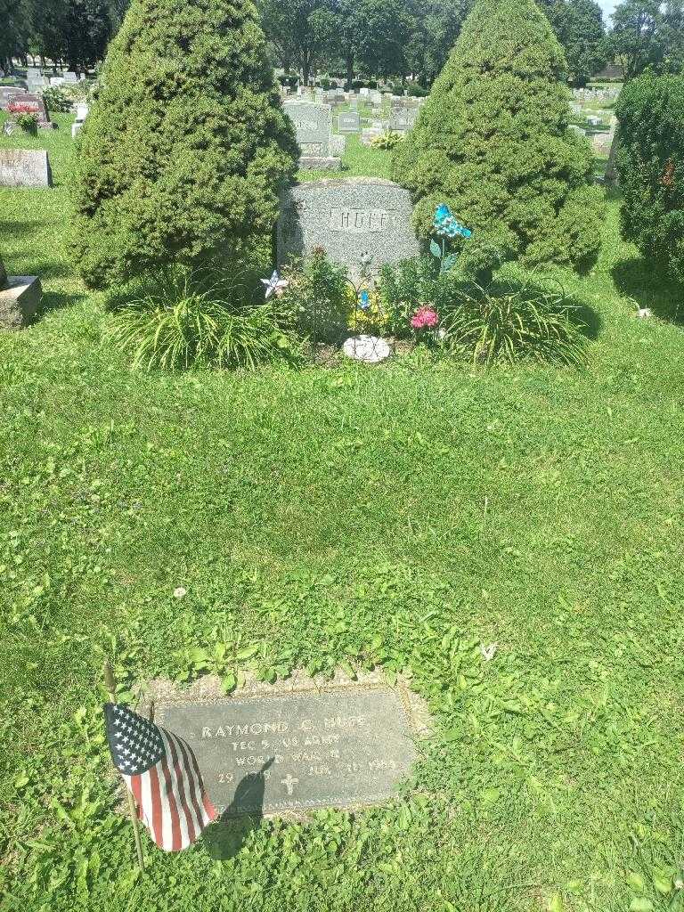 Raymond C. Huff's grave. Photo 1