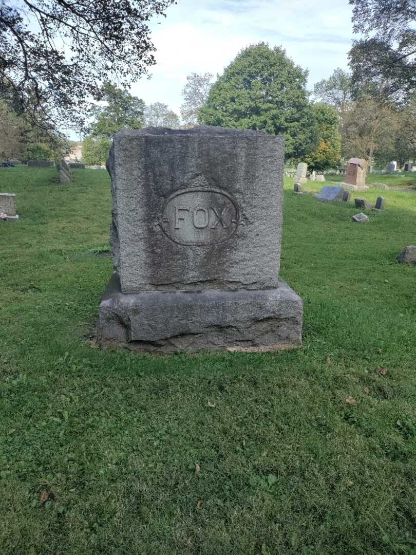 George H. Fox's grave. Photo 4