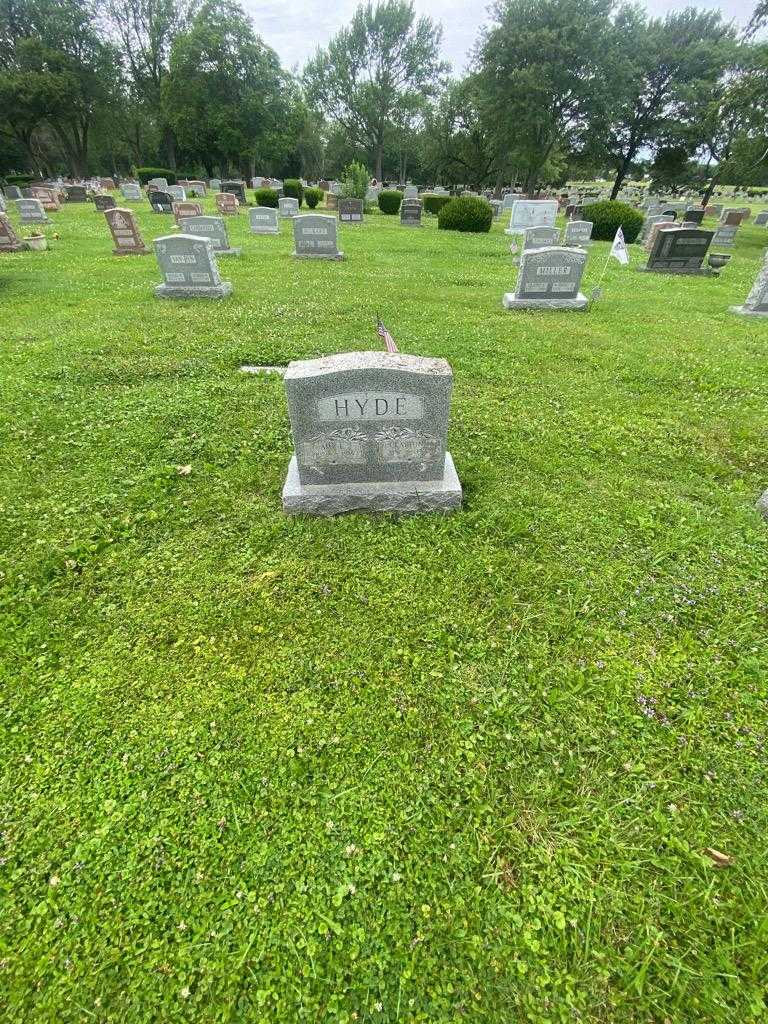 Amy E. Hyde's grave. Photo 1