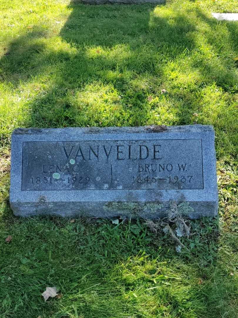 Bruno W. Van Velde's grave. Photo 2