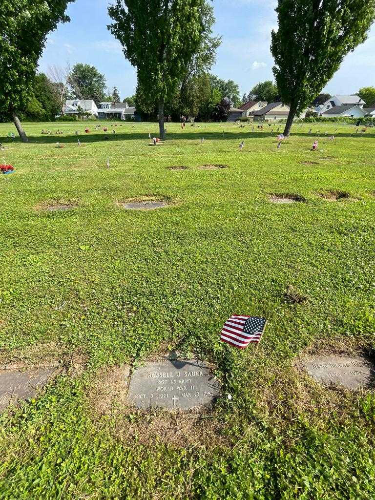 Russell J. Sauer's grave. Photo 1