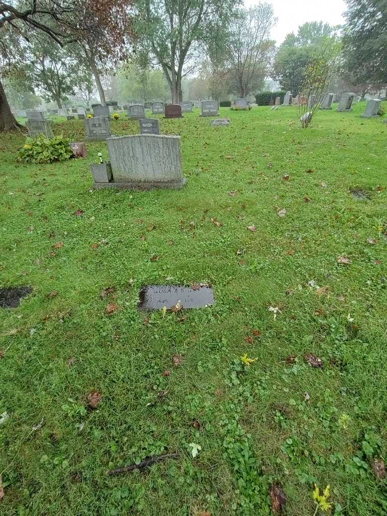 Nora E. Smith's grave. Photo 1