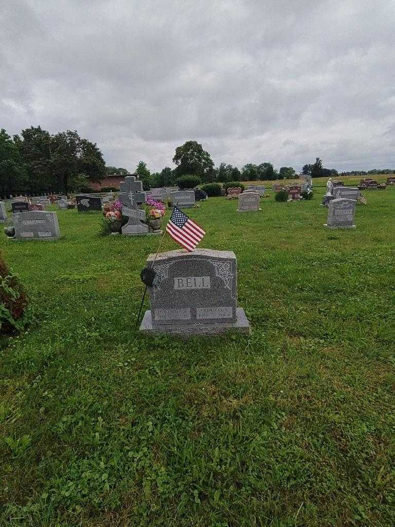 Dorothy R. Bell's grave. Photo 1