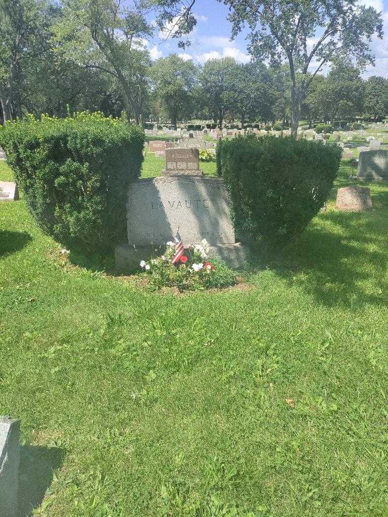 Glen A. Lavaute's grave. Photo 1