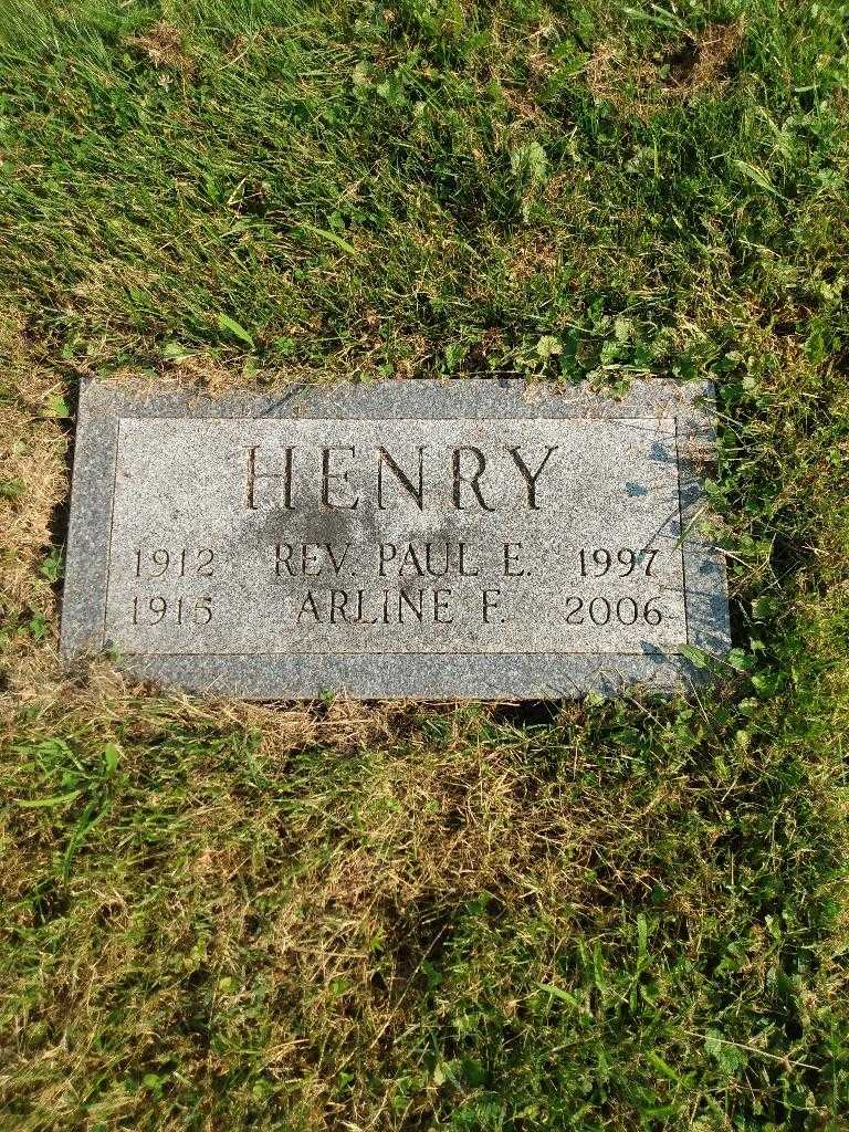 Reverend Paul E. Henry's grave. Photo 2